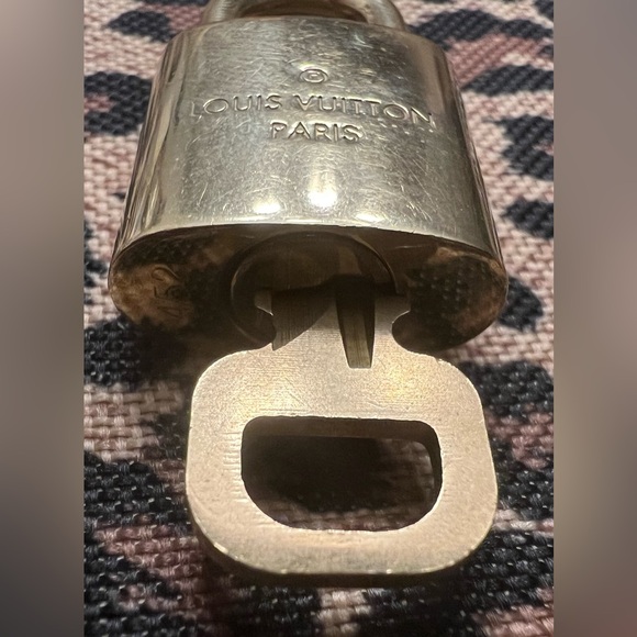 Authentic LV lock and key #452. Rare! - Picture 5 of 6